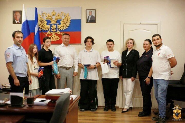 14-летним херсонцам вручили первые в их жизни паспорта