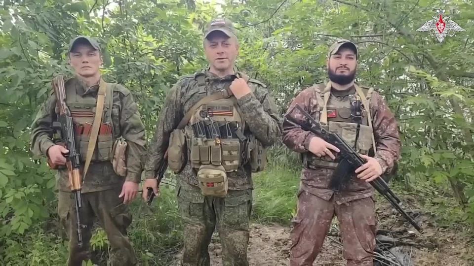 В День России военнослужащие, находящиеся на передовой, поздравляют своих товарищей и жителей нашей огромной страны!