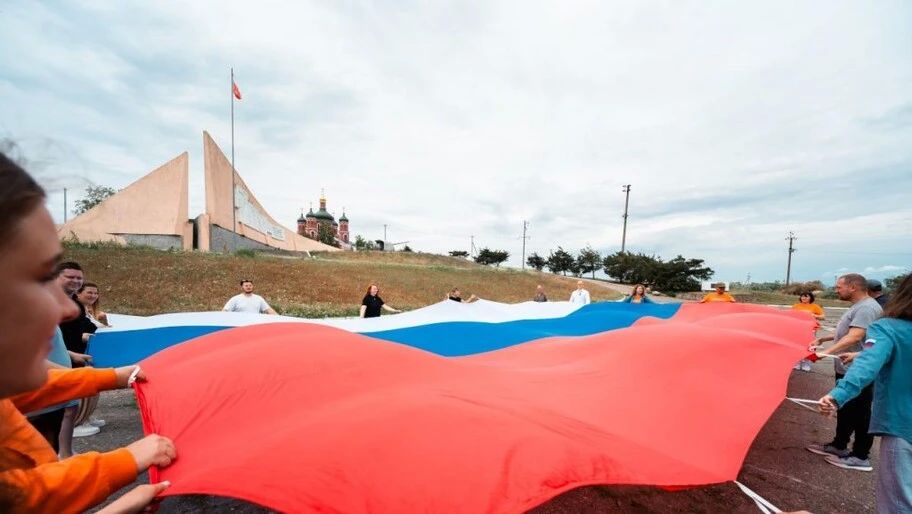 Молодежь из Херсонской области развернула огромный флаг России