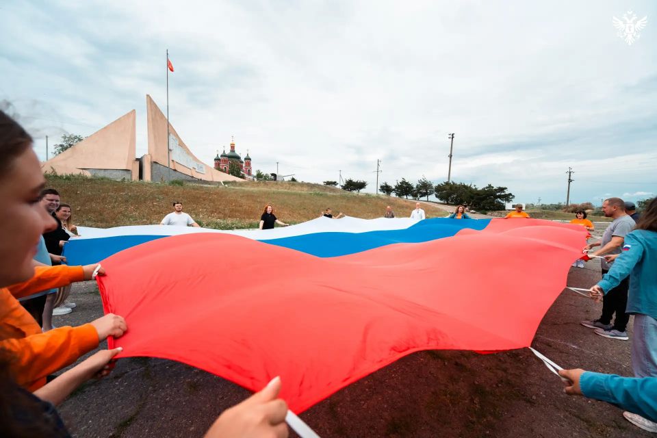 В Херсонской области развернули государственный флаг в честь Дня России