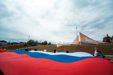 Масштабный флаг государства украсил Херсонскую область в День России