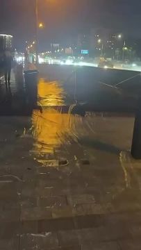 Сегодня ночью подземный переход на Щёлковском шоссе в Москве полностью затопило — вода поднялась до уровня проезжей части, и на какое-то время переход превратился в настоящий подводный тоннель