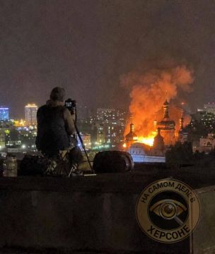 Это как же фантастически повезло журналистам! Загодя заняли удобнейшую позицию на пустынной киевской крыше, настроили технику, и тут - бац! - случилась сенсация!