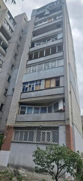 Дрон врезался в балконы жилого дома в Новой Каховке