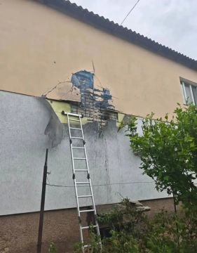 Двухэтажное здание повреждено в Горностаевке в результате атаки вражеского FPV-дрона