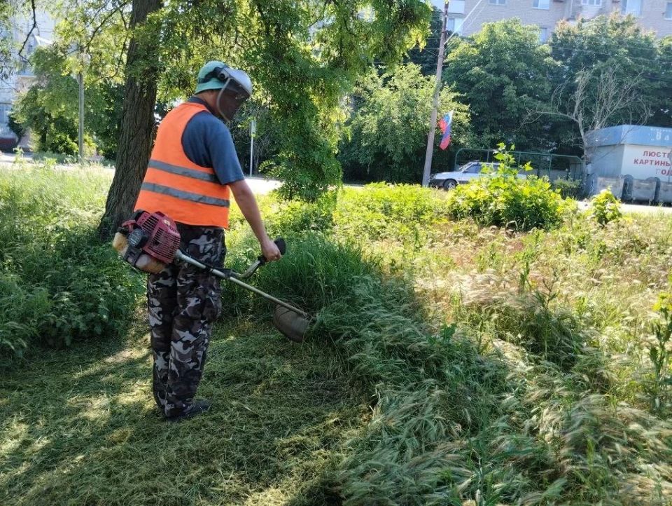 В Скадовске продолжаются работы по благоустройству: чистота на улицах — забота о городе