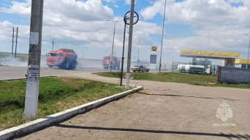 Сотрудники МЧС России по Херсонской области, следуя из Крыма после техосмотра, оперативно потушили бензовоз, загоревшийся от удара БпЛА