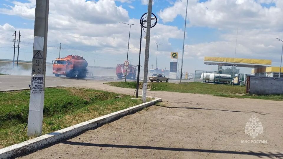 Сотрудники МЧС России по Херсонской области, следуя из Крыма после техосмотра, оперативно потушили бензовоз, загоревшийся от удара БпЛА
