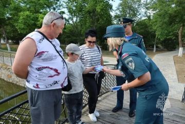 Сотрудники МЧС Херсонской области напомнили жителям правила безопасности в чрезвычайных ситуациях
