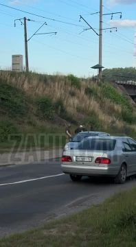 Во Львове мужчину мобилизовали прямо посреди дороги