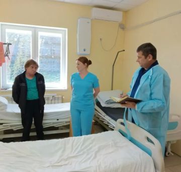 Заместитель прокурора Голопристанского района провел выездной прием граждан в больнице, расположенной в с. Железный Порт