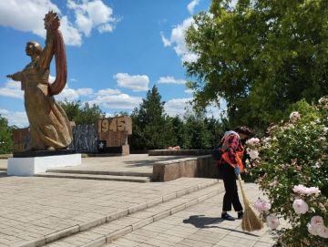 В преддверии Дня памяти и скорби Тавричанские коммунальщики провели традиционную акцию «Чистый памятник»