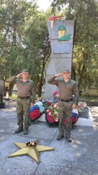 В День памяти и скорби бойцы Крымского полка почтили память павших у Вечного огня в Скадовске