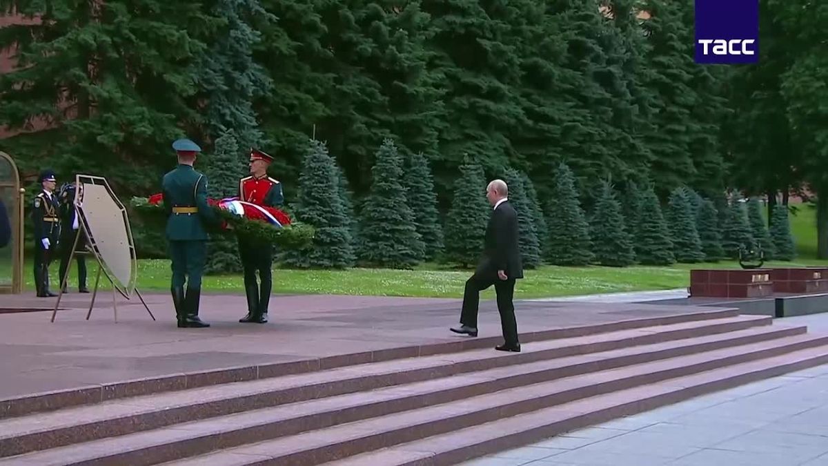 Владимир Путин возложил венок к Могиле Неизвестного Солдата в День памяти и скорби