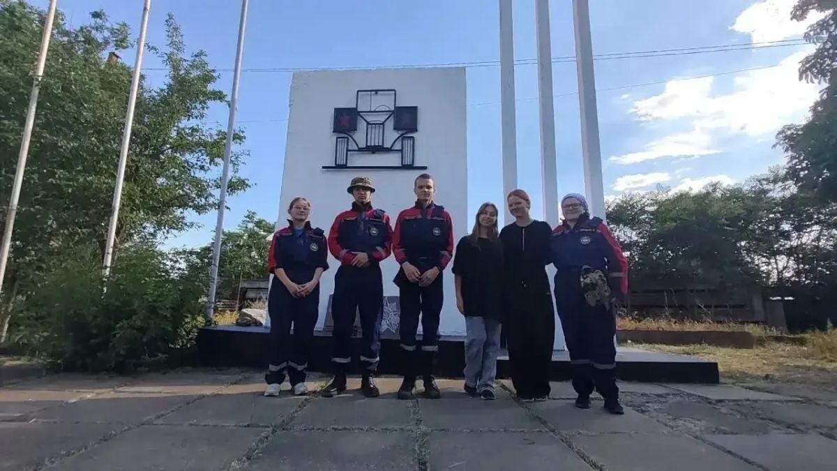 Студенты-спасатели и активисты молодежных организаций очистили военный мемориал в Херсонской области