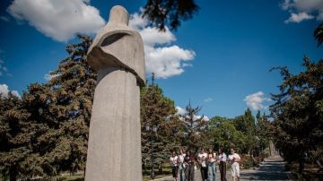 Женщины Херсонской области возложили цветы к «Скорбящей матери»