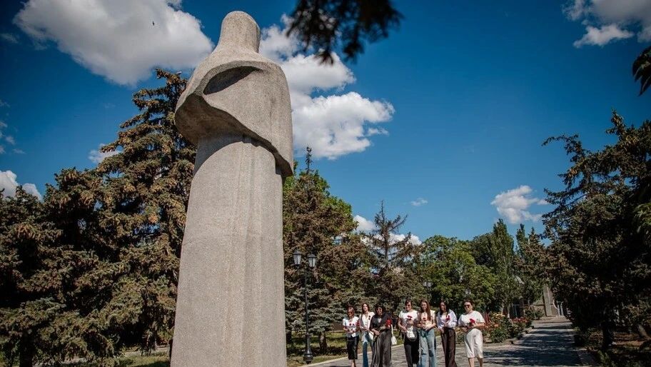 Женщины Херсонской области возложили цветы к «Скорбящей матери»