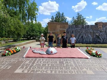 В День памяти и скорби юные жители Тавричанки возложили цветы к мемориалу воинам-землякам, погибшим в годы Великой Отечественной войны