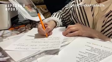 Поэтесса из Херсонской области подготовила буклеты со стихами ко Дню памяти и скорби и передала их бойцам СВО