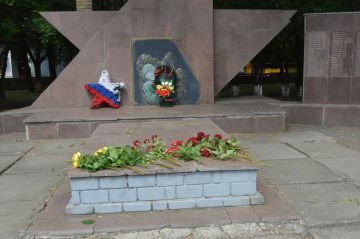 Надежда Бабешко: В Ивановке ко Дню памяти и скорби прошло возложение цветов к мемориалу солдатам, погибшим в годы Великой Отечественной войны, в котором приняли участие сотрудники администрации, Совета депутатов, организаций...