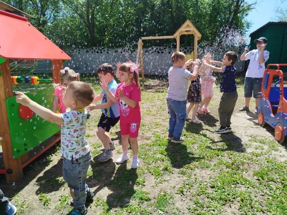 Воспитанники Отрадовского детского сада и их родители поблагодарили Краснодарский край за установку детской площадки