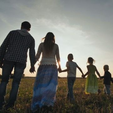 Выплачивать семьям по 1,5 млн рублей за третьего и следующих детей предложили в Госдуме