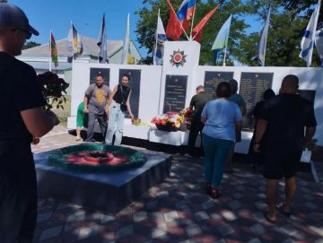 Минута молчания и цветы: память о первом дне войны
