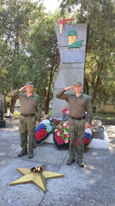 В День памяти и скорби бойцы Крымского полка почтили память павших у Вечного огня в Скадовске