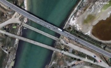 Спутниковые снимки повреждений мостов в Чонгаре, Геническе и возле Ставок от ударов украинских дронов-камикадзе, а также момента постановки дымовых завес над Крымским мостом в попытке визуальной маскировки от управляемых...