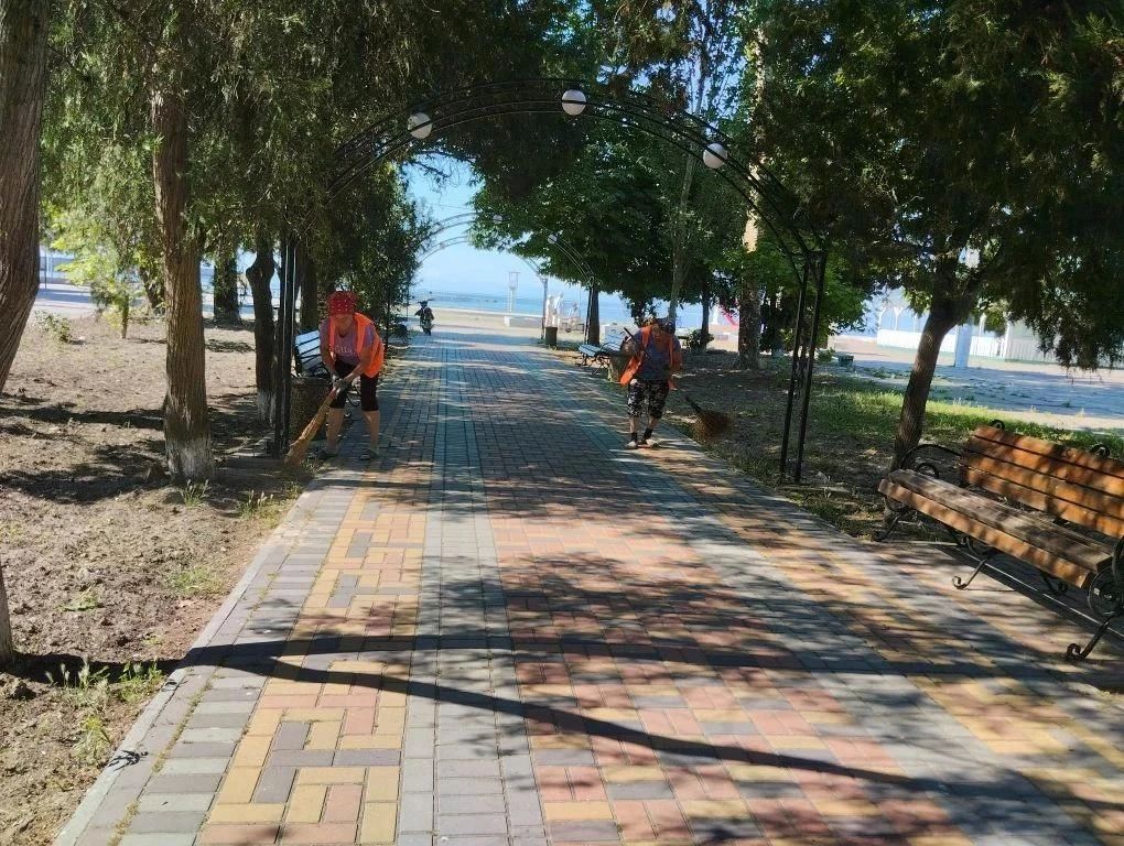 В Скадовске продолжается плановая уборка: сотрудники «Джарылгач» наводят порядок на улицах города