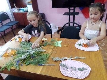 Яркое лето в Привольном!. 1 июля в Привольненском сельском клубе прошло занятие кружка декоративно-прикладного искусства