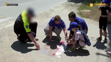 В День Госавтоинспекции активисты "Молодой Гвардии Единой России" провели акцию "Обрати внимание!" для воспитанников Генической спортшколы