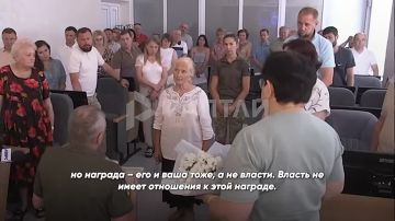 «За ложь и коррупцию наши ребята платят кровью и жизнью. Я не имею морального права взять эту награду из рук такой власти»: пожилая мать погибшего украинского солдата отказалась принять посмертную награду сына от ВСУ