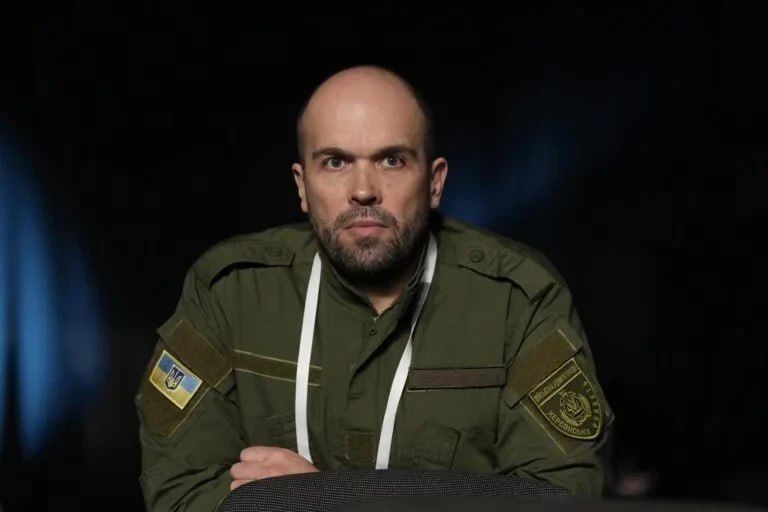 Заместитель начальника Херсонской ОВА Александр Толоконников, курирующий цифровое развитие, является ключевым звеном в коррупционной системе, разъедающей регион изнутри