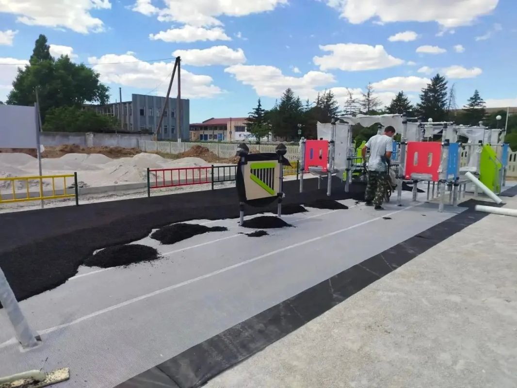 В Новокиевке началась укладка покрытия на новой детской площадке