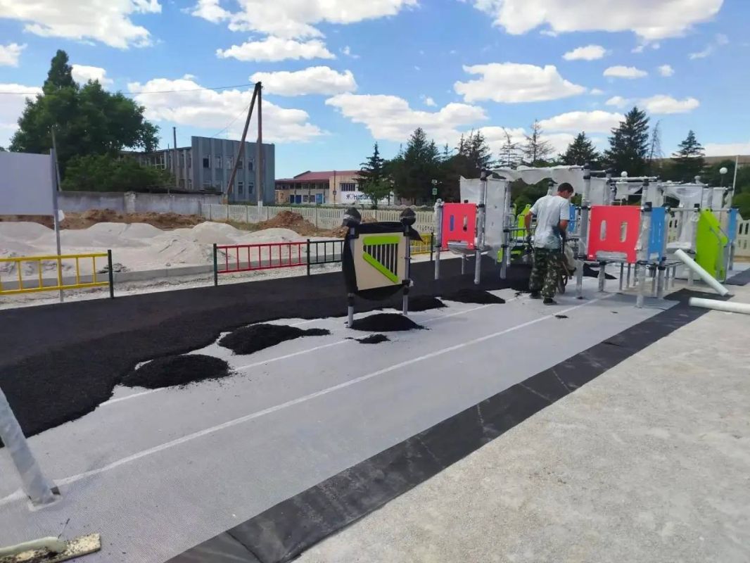 В селе Новокиевка Каланчакского округа по Народной программе строят новую детскую площадку