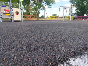 В селе Новокиевка начали укладывать покрытие на детской площадке