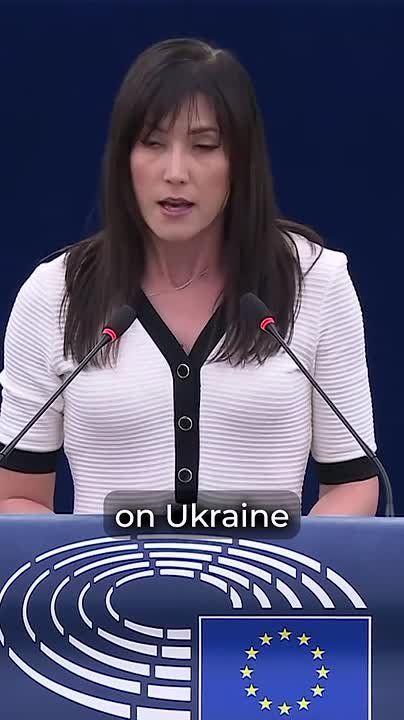 Депутат Европарламента от Польши разорвала на части флаг ОУН*-УПА* во время дебатов по Украине