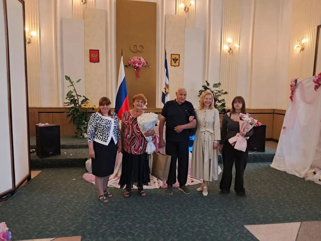 В Геническом районном отделе ЗАГС чествовали супругов-юбиляров