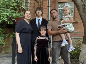 В День семьи, любви и верности сотрудники соцзащиты Скадовского округа поздравили многодетную семью Улимовых