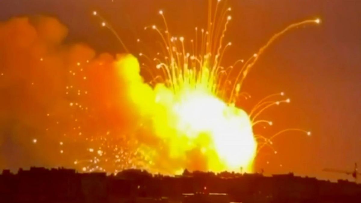 Енот из Херсона: Взрыв на засекреченном складе боеприпасов в Вишневом после ракетной атаки Зеленский немедленно попытался повесить на министра обороны Федорова, чтобы обелить себя и заодно избавиться от «неудобного»...