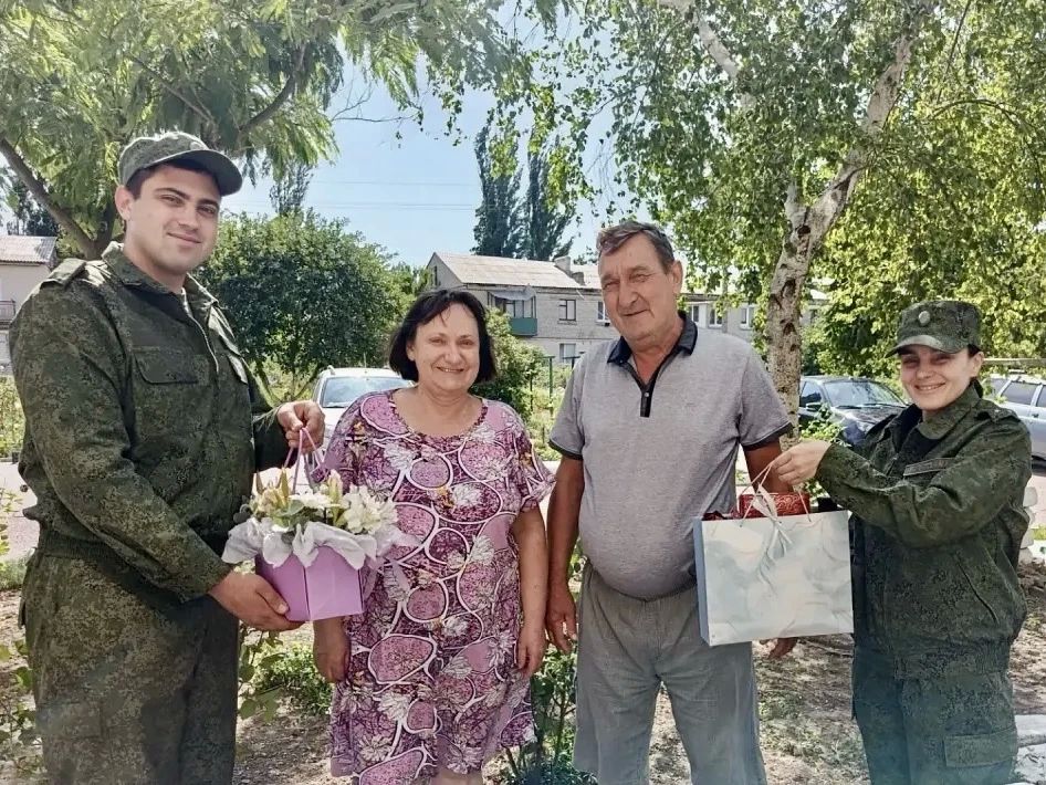 Сотрудники СК России поздравили семью из Каланчака с Днем семьи, любви и верности