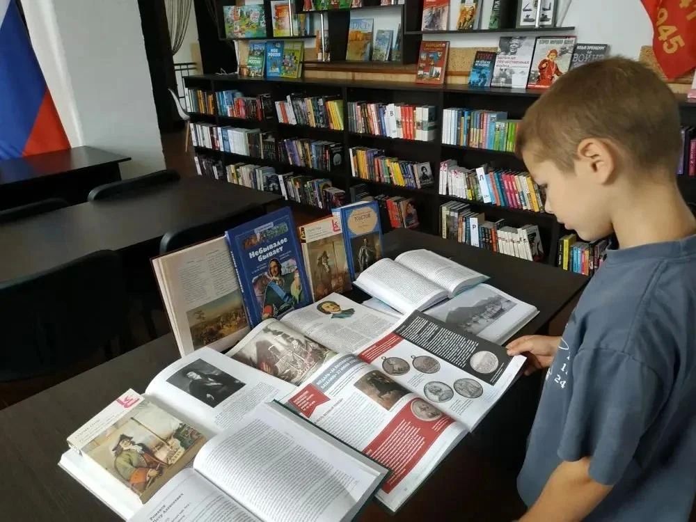 Победа под Полтавой. 9 июля, в 23 библиотеках нашего округа открылись книжные выставки «Полтавская баталия», а также для местных жителей прошли часы истории