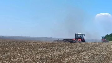 В Каховском округе ВСУ атаковали станцию техобслуживания, жилой дом и пшеничное поле