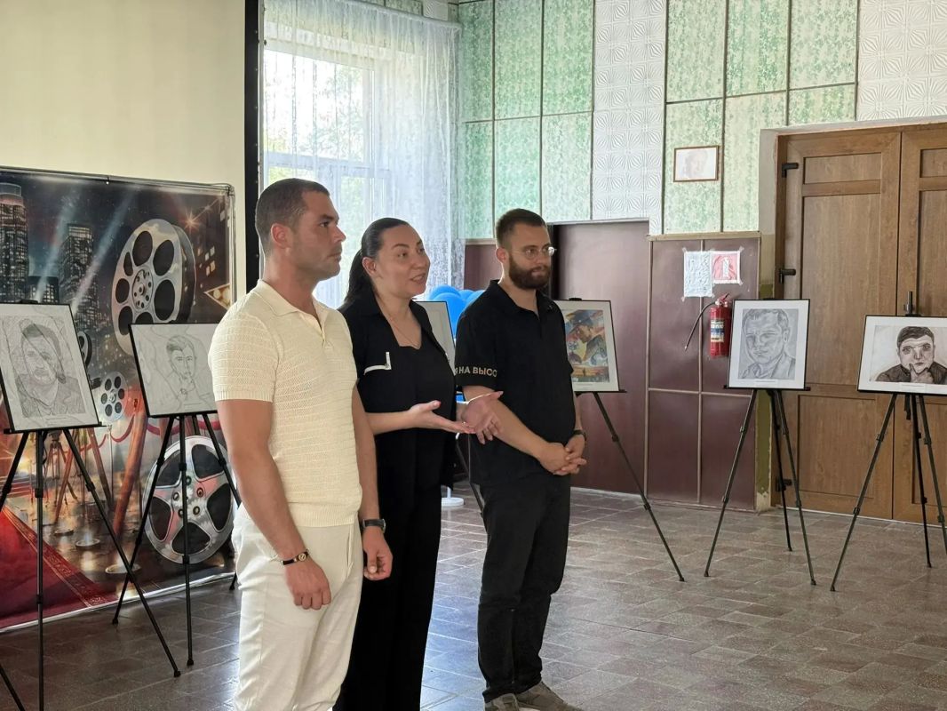 В Новотроицке открылась выставка юных художников, приуроченная к проекту «Герои освобождённой Херсонщины»