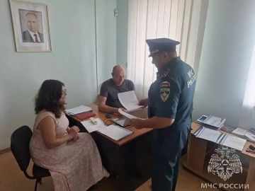 Сотрудники МЧС Херсонской области проводят инструктажи с членами территориальных избирательных комиссий перед выборами в Госдуму