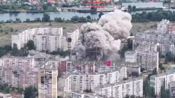 Очень крупный успех Российской армии: вчера в районе села Корабелов южнее Херсона уничтожен один из полевых штабов «Птах Мадьяра», откуда координировали удары по бензовозам, идущим по трассе «Новороссия» из Ростовской...