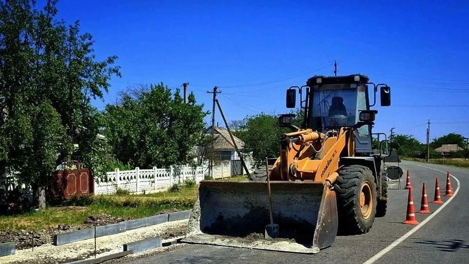 Тротуар обустраивают в Нижних Серогозах