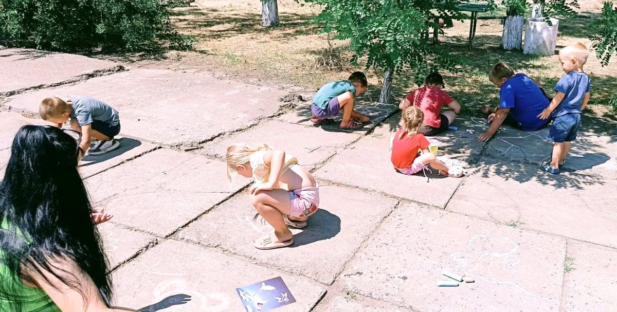 Красноподольская библиотека ко Дню рисования на асфальте провела конкурс рисунков "Веселый мелок"