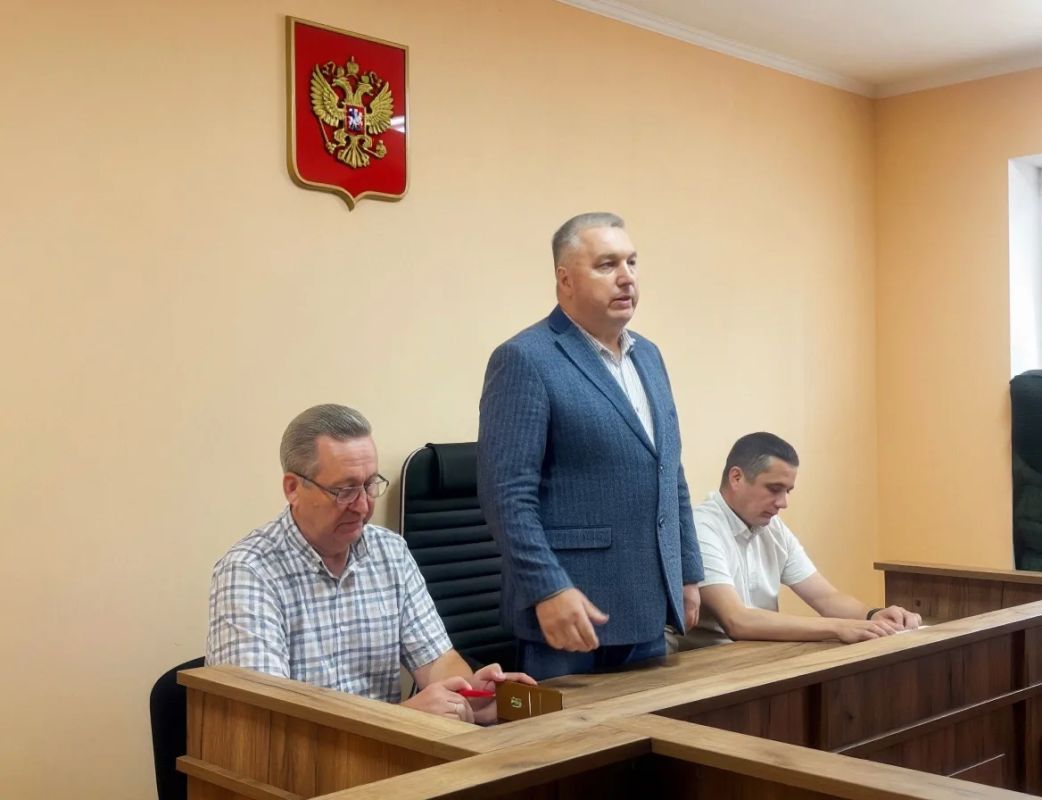 В Херсонском городском суде состоялась рабочая встреча руководителя Управления Росреестра по Херсонской области Василия Романова с представителями судейского корпуса